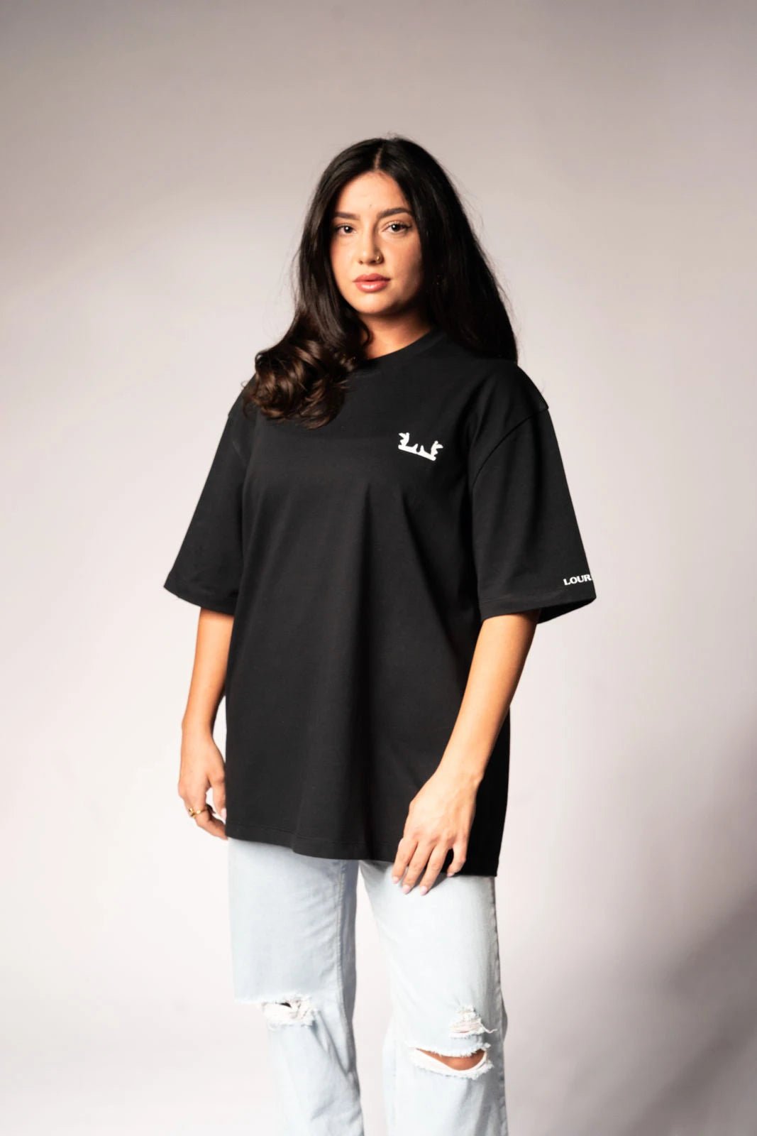 Schwarzes Oversize T-Shirt mit weißem Logo auf der Brust und Lourell-Schriftzug am Ärmel.
