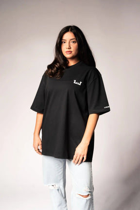 Schwarzes Oversize T-Shirt mit weißem Logo auf der Brust und Lourell-Schriftzug am Ärmel.