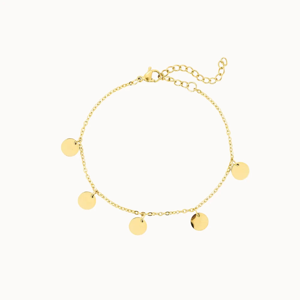 Goldenes Gliederarmband mit fünf flachen, runden Münz-Anhängern und verstellbarem Verschluss.