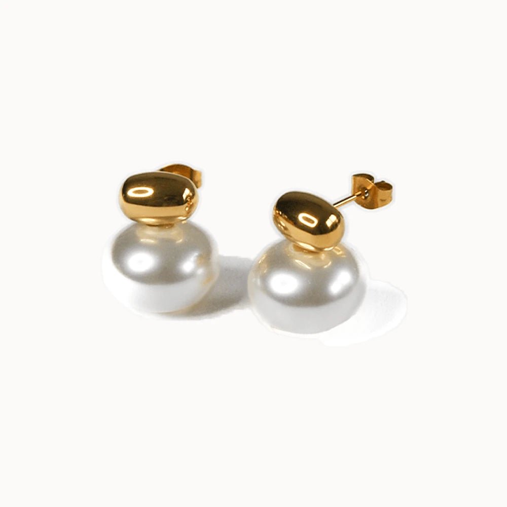 Edle Ohrstecker mit echten weißen Süßwasserperlen und 18K vergoldetem Edelstahl-Element.