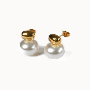 Edle Ohrstecker mit echten weißen Süßwasserperlen und 18K vergoldetem Edelstahl-Element.