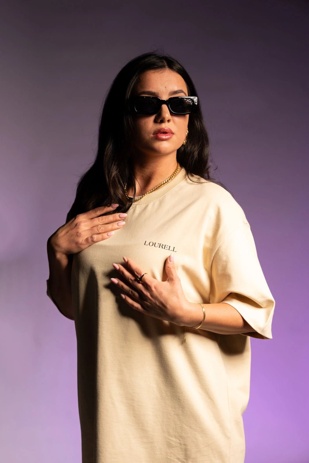 Beiges T-Shirt aus 100% Baumwolle mit schwarzem 'LOURELL' Logo-Print auf der Brust – Unisex Basic Shirt.