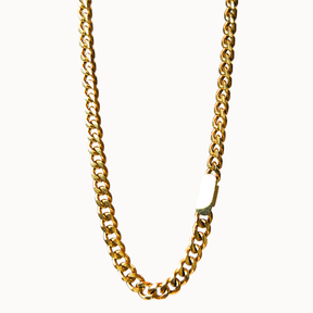 Massive Gliederkette in Gold mit einem flachen, glänzenden Plättchen als Zwischenstück.