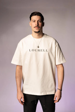 Weißes Oversize T-Shirt aus 100% Baumwolle mit großem, zentriertem 'LOURELL' Schriftzug in Schwarz auf der Brust.