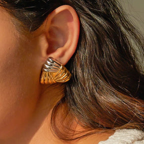 Zweifarbige Ohrstecker in Gold und Silber (Bicolor) mit moderner, geriffelter Struktur im Mixed-Metal-Look.