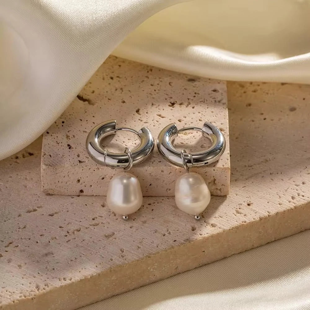 Luxuriöse Pearl Hoops Creolen in Silber mit abnehmbaren echten Süßwasserperlen für einen vielseitigen 2-in-1 Look.