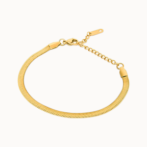Flaches Herringbone-Armband in Gold – glänzende Fischgräten-Kette für das Handgelenk.