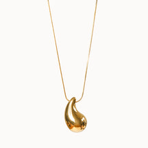 Goldene Halskette mit einem großen, bauchigen Tropfen-Anhänger (Chunky Teardrop) an einer feinen, glänzenden Schlangenkette.