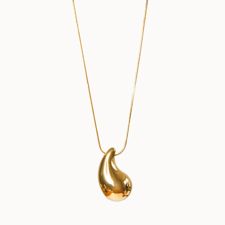 Goldene Halskette mit einem großen, bauchigen Tropfen-Anhänger (Chunky Teardrop) an einer feinen, glänzenden Schlangenkette.