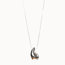 Elegante Halskette in Silber mit einem massiven, tropfenförmigen Anhänger im trendigen Waterdrop-Design an einer feinen Kette.