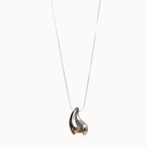 Elegante Halskette in Silber mit einem massiven, tropfenförmigen Anhänger im trendigen Waterdrop-Design an einer feinen Kette.