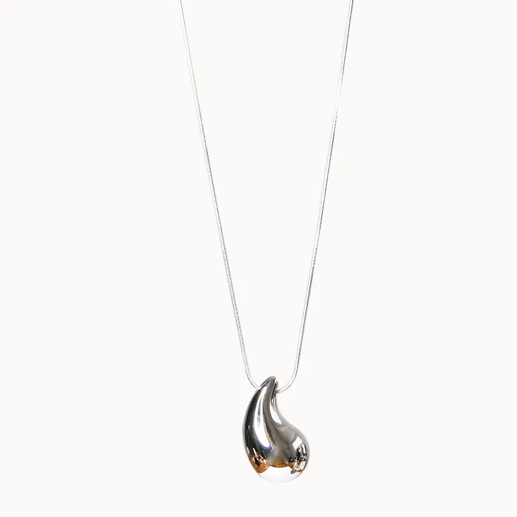 Elegante Halskette in Silber mit einem massiven, tropfenförmigen Anhänger im trendigen Waterdrop-Design an einer feinen Kette.