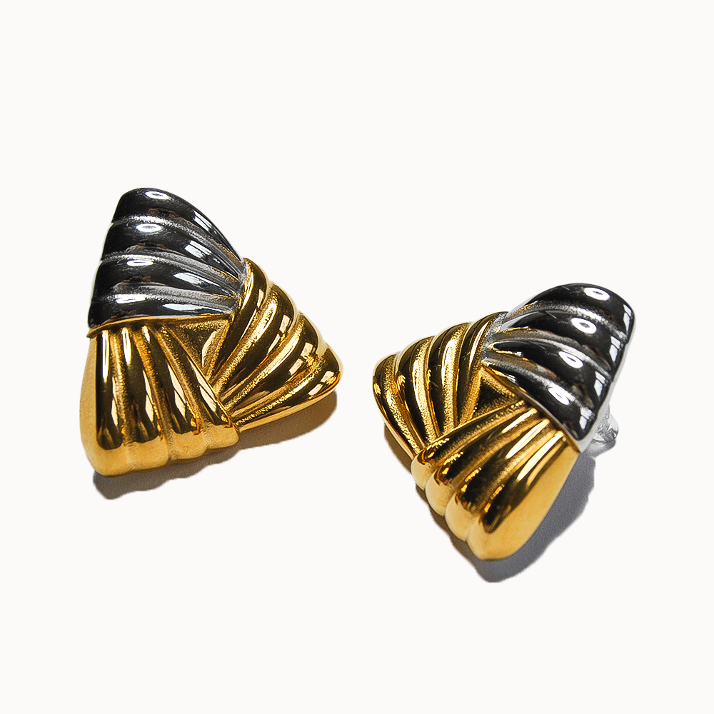 Zweifarbige Ohrstecker in Gold und Silber (Bicolor) mit moderner, geriffelter Struktur im Mixed-Metal-Look.