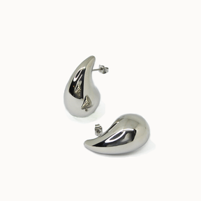 Paar silberne Ohrstecker in einer voluminösen, glatten Tropfenform mit stark glänzendem Finish.