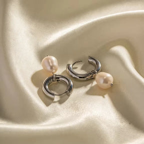 Luxuriöse Pearl Hoops Creolen in Silber mit abnehmbaren echten Süßwasserperlen für einen vielseitigen 2-in-1 Look.