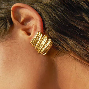 Goldene Vintage-Ohrstecker mit strukturierter, wellenförmiger Oberfläche im Antik-Look.