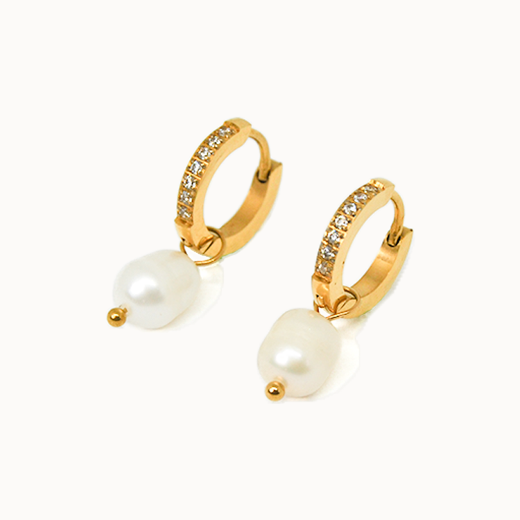 Goldene Zirkonia-Creolen mit hängender Perle.