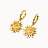 Goldene Creolen mit strahlendem Sonnen-Anhänger.