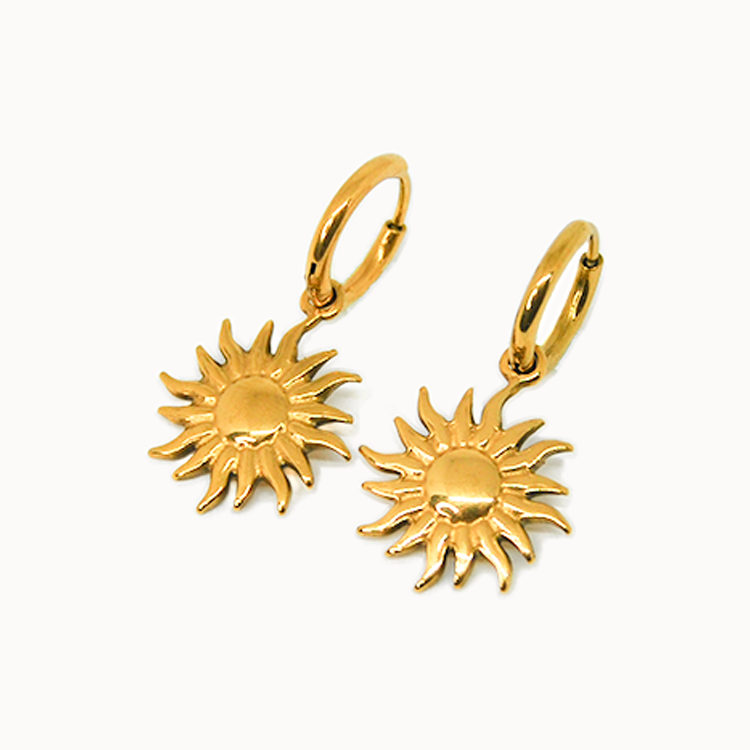 Goldene Creolen mit strahlendem Sonnen-Anhänger.