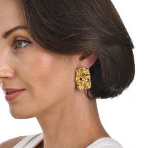Goldene Statement-Ohrstecker in trendiger Molten-Gold-Optik mit unregelmäßiger, gewellter Struktur.