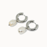 Luxuriöse Pearl Hoops Creolen in Silber mit abnehmbaren echten Süßwasserperlen für einen vielseitigen 2-in-1 Look.