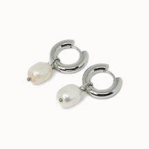 Luxuriöse Pearl Hoops Creolen in Silber mit abnehmbaren echten Süßwasserperlen für einen vielseitigen 2-in-1 Look.