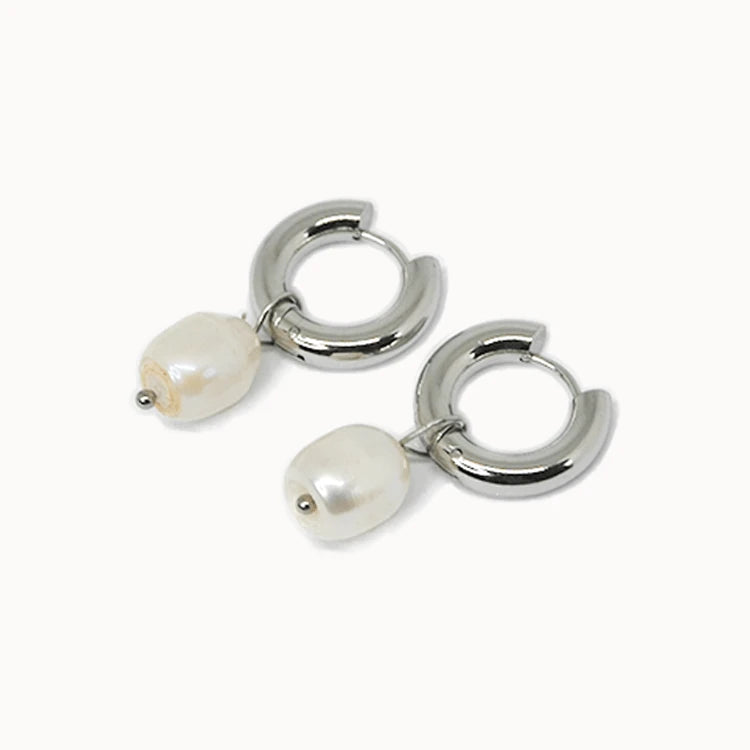 Luxuriöse Pearl Hoops Creolen in Silber mit abnehmbaren echten Süßwasserperlen für einen vielseitigen 2-in-1 Look.