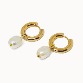 Luxuriöse Pearl Hoops Creolen in Gold mit abnehmbaren echten Süßwasserperlen für einen vielseitigen 2-in-1 Look.