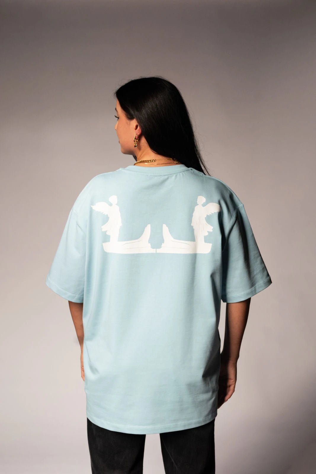 Rückansicht des hellblauen T-Shirts mit großem, weißen Rückenprint (Backprint) des geflügelten Lourell-Logos.