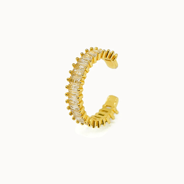 Offener, größenverstellbarer Ring in Gold, rundum besetzt mit einer Reihe funkelnder, rechteckiger Kristalle