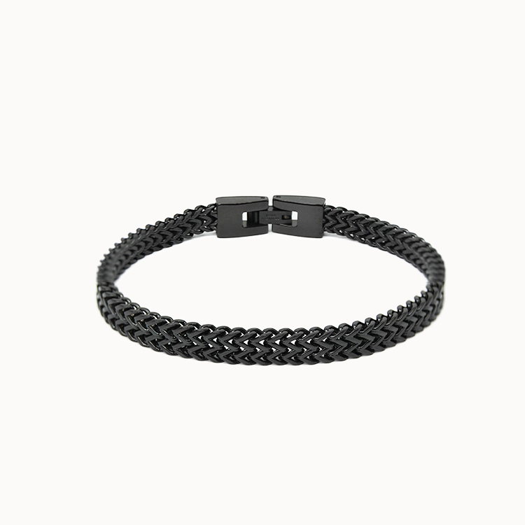 Massives Herrenarmband in Schwarz mit breiter, geflochtener Gliederstruktur und stabilem Klappverschluss.