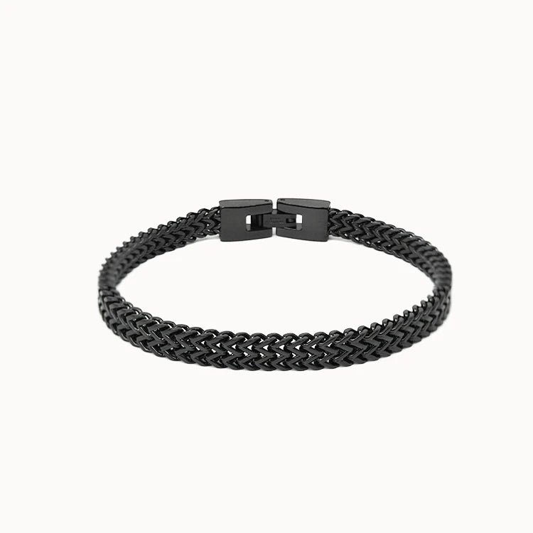 Massives Herrenarmband in Schwarz mit breiter, geflochtener Gliederstruktur und stabilem Klappverschluss.