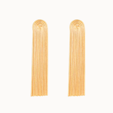 Lange goldene Quasten-Ohrringe (Tassel Earrings) aus vielen feinen Kettengliedern.