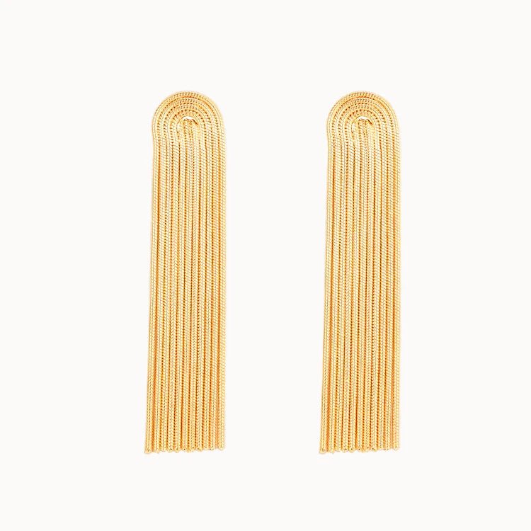 Lange goldene Quasten-Ohrringe (Tassel Earrings) aus vielen feinen Kettengliedern.