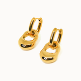 Goldene Creolen mit organischem Tropfen-Anhänger im trendigen Liquid-Gold-Look.