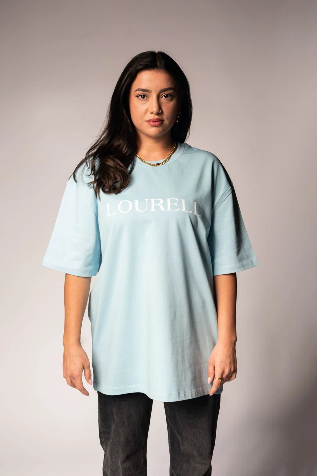 Hellblaues Oversize T-Shirt (Sky Blue) mit weißem 'LOURELL' Schriftzug auf der Brust.