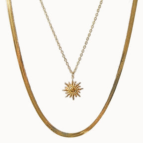 Zweilagiges Goldkettenset mit Sonnenanhänger und Snake-Chain – Lumera Sun Set.