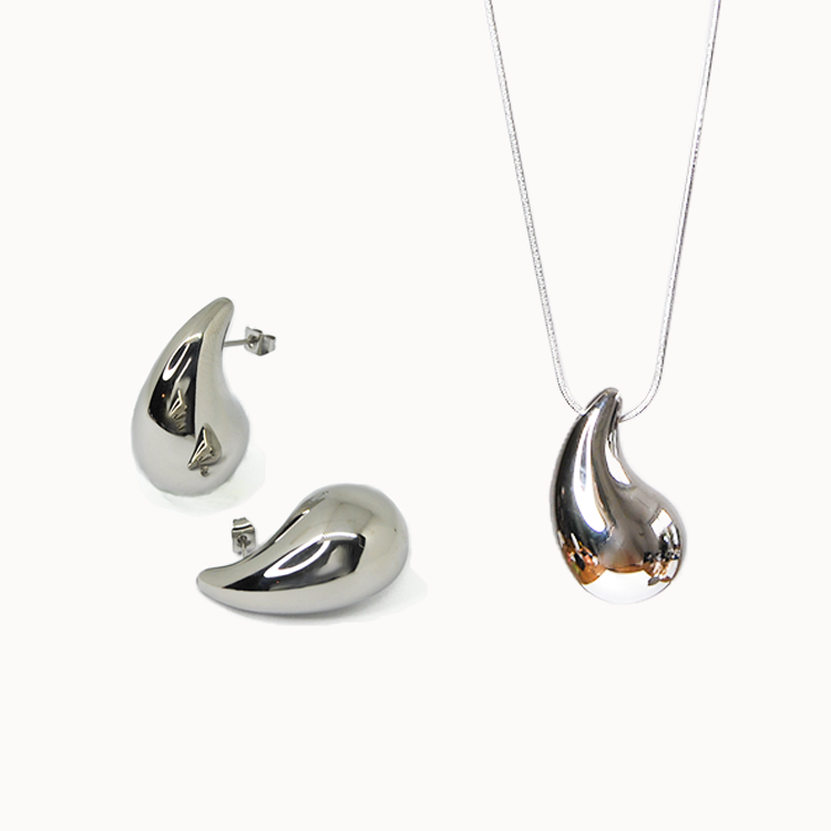 Silbernes Schmuckset im Waterdrop-Design: Glänzende Halskette und passende Ohrringe in moderner, bauchiger Tropfen-Form.