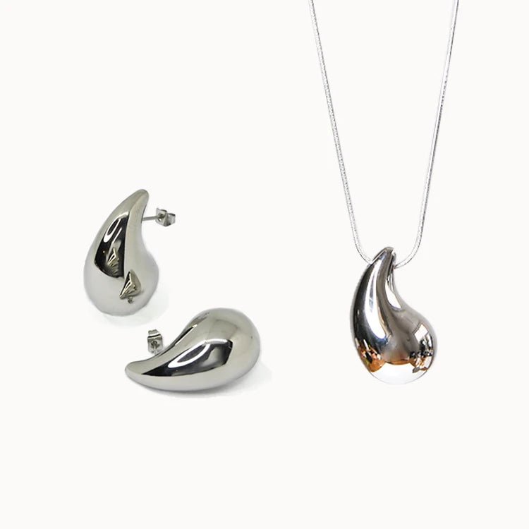 Silbernes Schmuckset im Waterdrop-Design: Glänzende Halskette und passende Ohrringe in moderner, bauchiger Tropfen-Form.