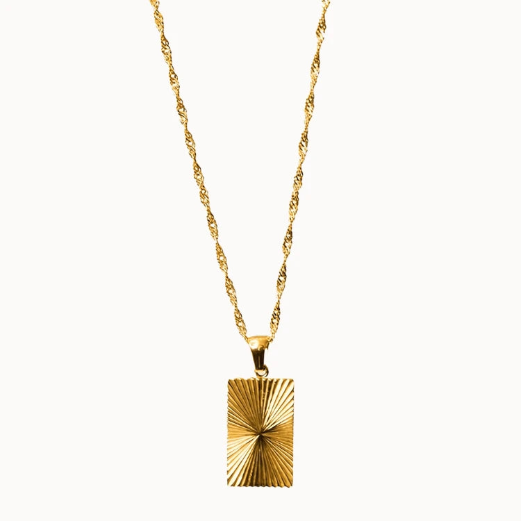Goldene Halskette mit rechteckigem Anhänger und eingraviertem Sonnenstrahlen-Muster.
