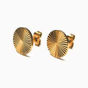 Runde Plättchen-Ohrstecker in Gold mit strahlenförmig geriffelter Oberfläche.