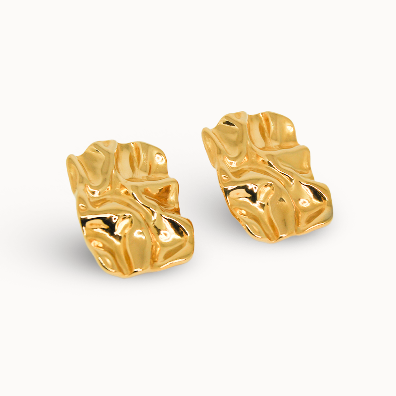 Goldene Statement-Ohrstecker in trendiger Molten-Gold-Optik mit unregelmäßiger, gewellter Struktur.