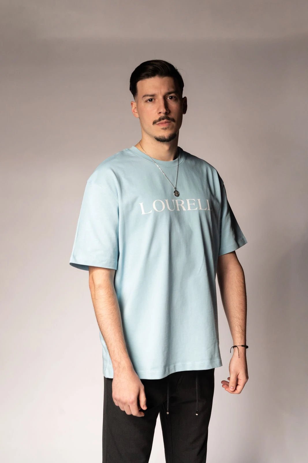 Hellblaues Oversize T-Shirt (Sky Blue) mit weißem 'LOURELL' Schriftzug auf der Brust.