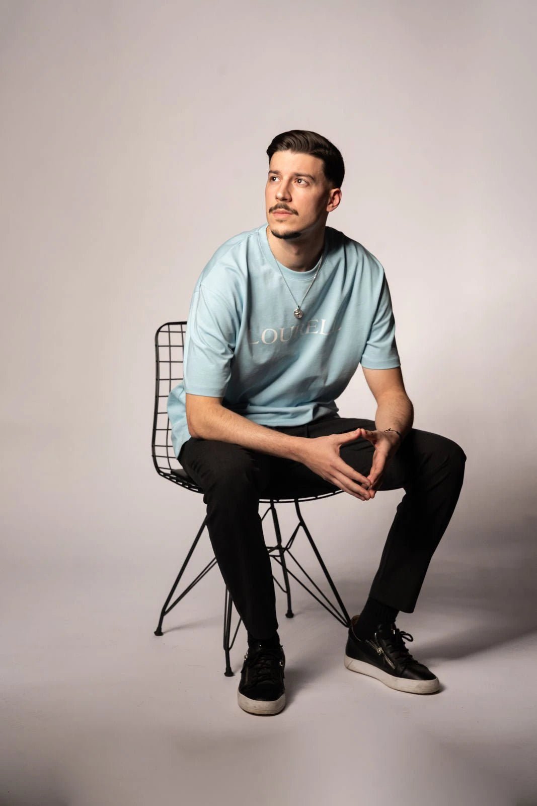 Hellblaues Oversize T-Shirt (Sky Blue) mit weißem 'LOURELL' Schriftzug auf der Brust.