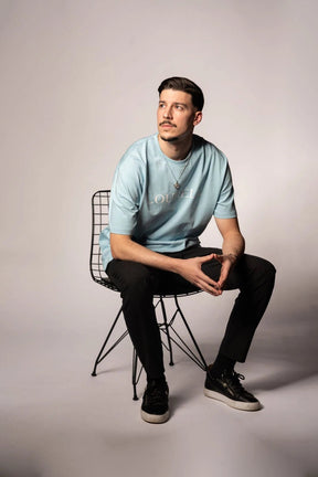 Hellblaues Oversize T-Shirt (Sky Blue) mit weißem 'LOURELL' Schriftzug auf der Brust.