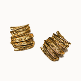Goldene Vintage-Ohrstecker mit strukturierter, wellenförmiger Oberfläche im Antik-Look.