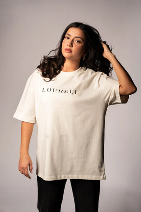 Weißes Oversize T-Shirt aus 100% Baumwolle mit großem, zentriertem 'LOURELL' Schriftzug in Schwarz auf der Brust.
