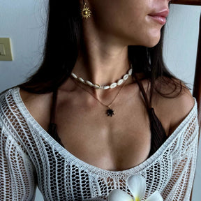 Schmuck-Duo in Gold: Eine feine Gliederkette mit großem Sonnen-Motiv und dazu passende kleine Creolen mit hängenden Sonnen.