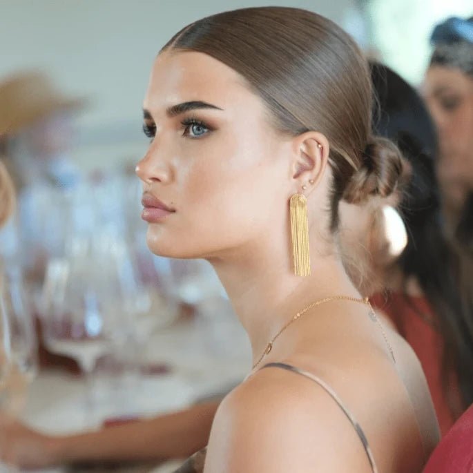Lange goldene Quasten-Ohrringe (Tassel Earrings) aus vielen feinen Kettengliedern.