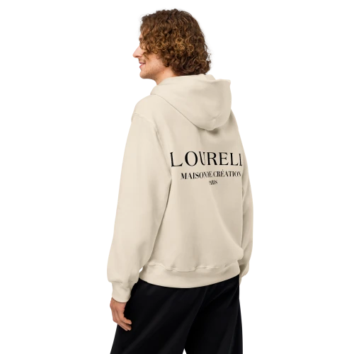 Rückansicht des sandfarbenen Unisex Oversize-Kapuzenpullovers, der den großen, schwarzen Rückenprint 'LOURELL MAISON DE CRÉATION PARIS' zeigt.